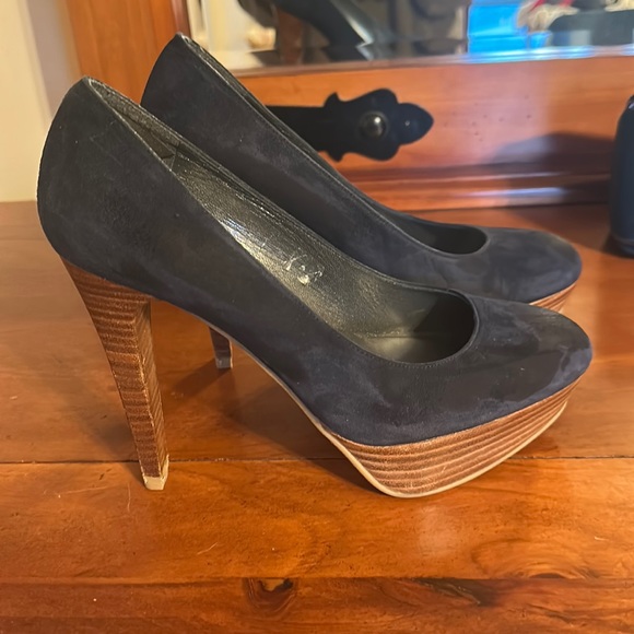 Stuart Weitzman Heels. - Picture 1 of 5